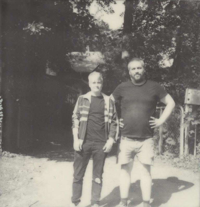 Emilie Zoé & Augustin Rebetez en noir et blanc sur un chemin de campagne